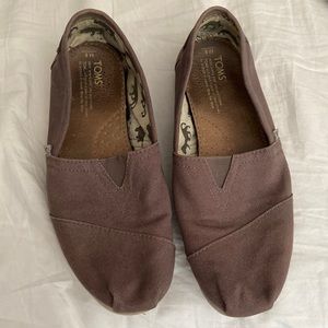 Toms Size 8, fit like 9! I bought this from another seller and never wore them!